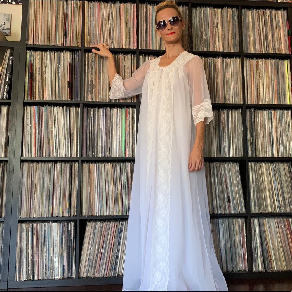 Beautiful Vintage Bridal Nightgown & Robe - Gem